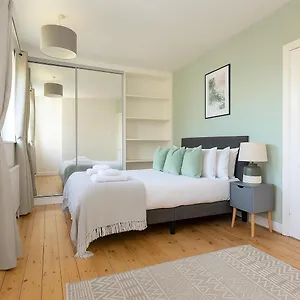 Apartment Cozy By Morden Tube, Mitcham